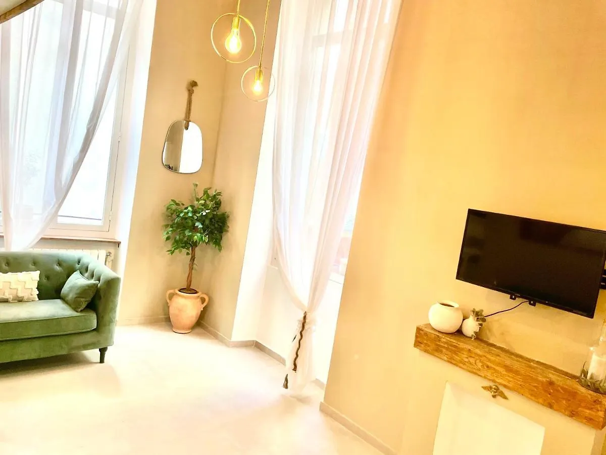 Spacious Loft, Duplex, Old Town, 3 Bedrooms - Easy Check-In ニース 0*,  フランス